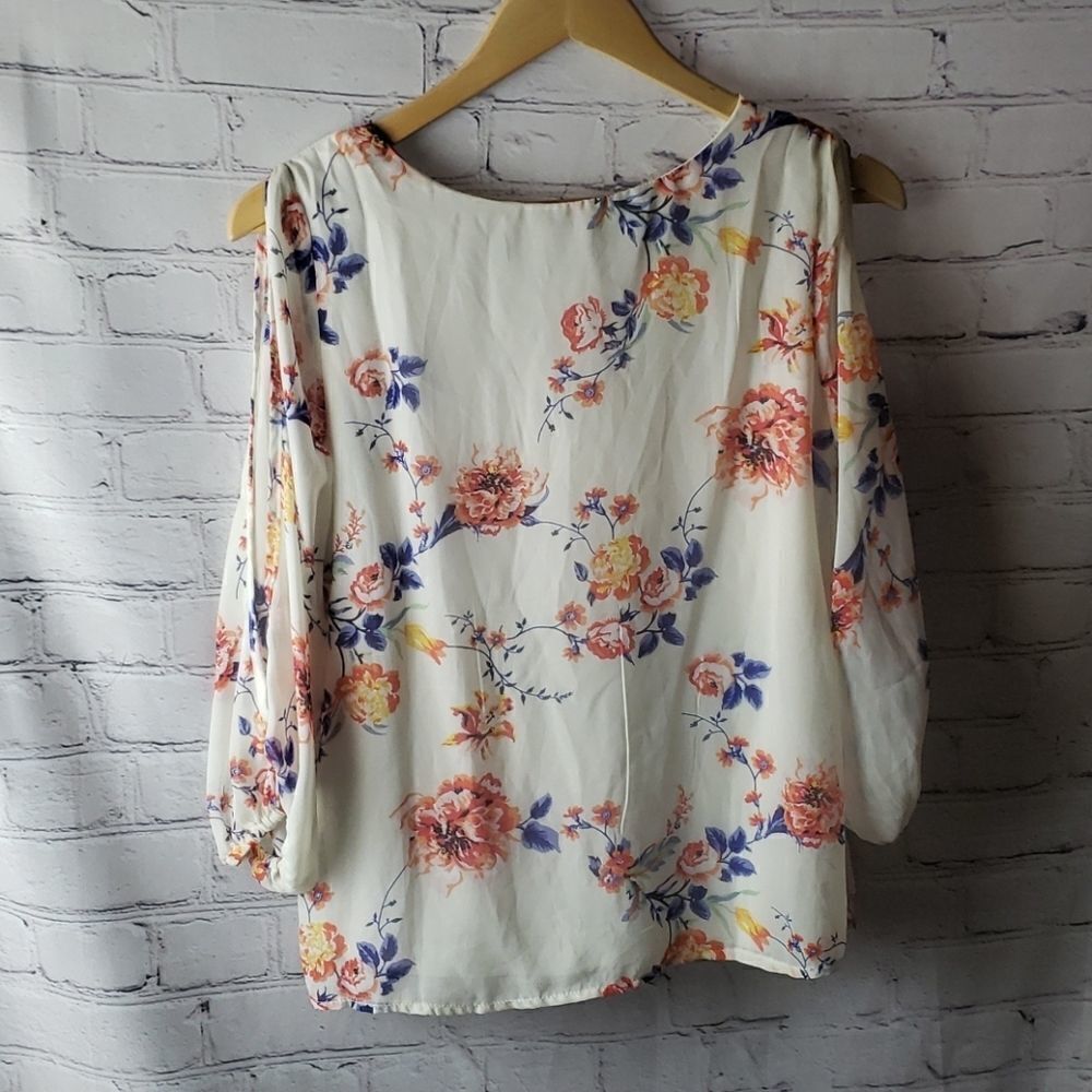 Lulu's Floral Top - Picture 3 of 3